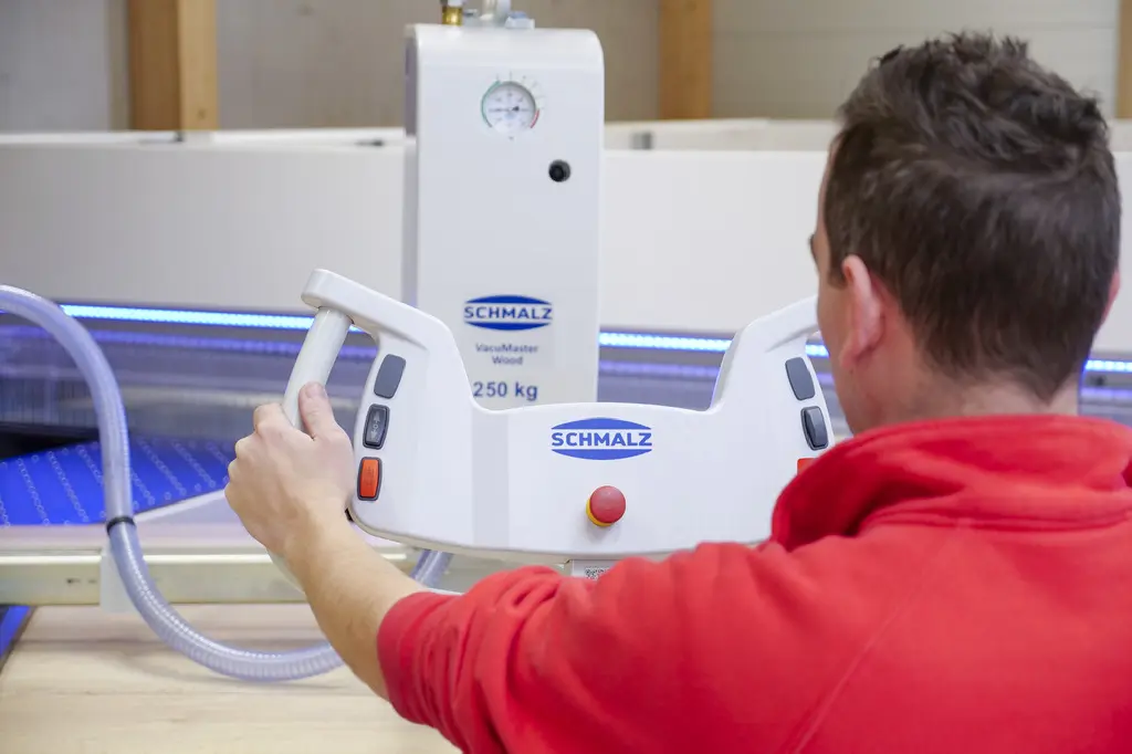 Intuitive operation of the VacuMaster Wood for safe panel handling.